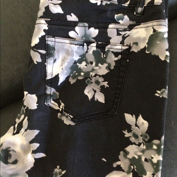 Forever 21 floral pants - Picture 2 of 3